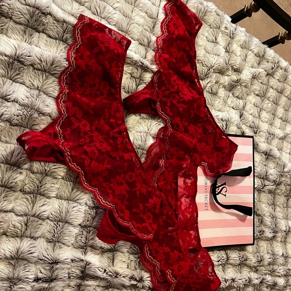 VICTORIA’S SECRET RED PANTIES SIZE XL SET OF 3!! BEAUTIFUL RED & GOLD - Picture 6 of 9